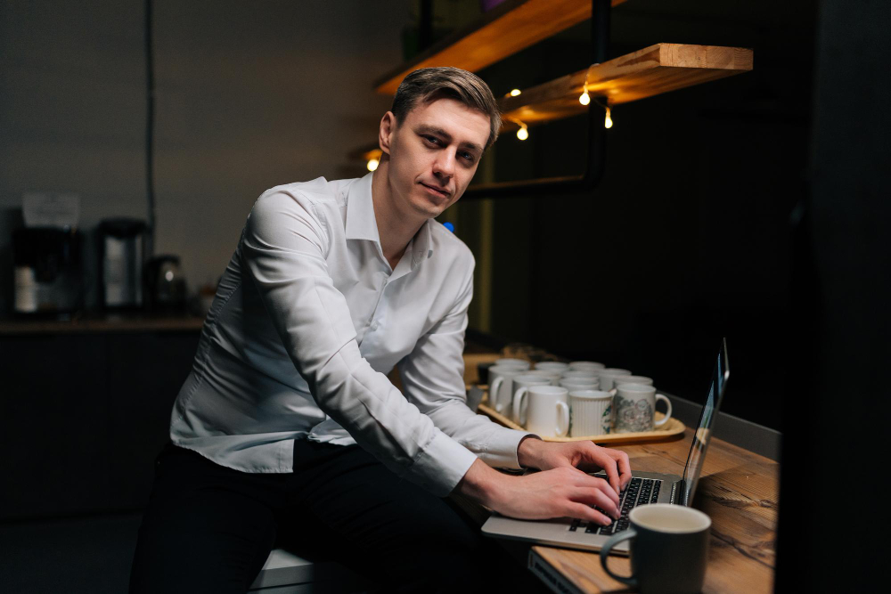 manager kafica za sankom s laptopom